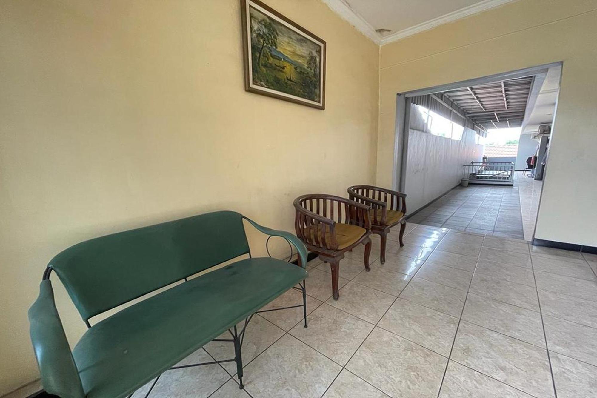 Oyo 93767 45 Guest House Sragen Exteriör bild